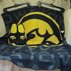 Iowa Hawkeyes Throw Blanket And Slippers Womens Size 7/8